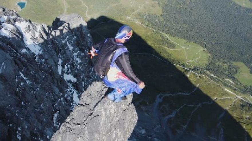 Gettarsi nel vuoto e volare a 347 km/h: l’impresa di Peter Salzmann Gettarsi nel vuoto e volare a 347 km/h: l’impresa di Peter Salzmann