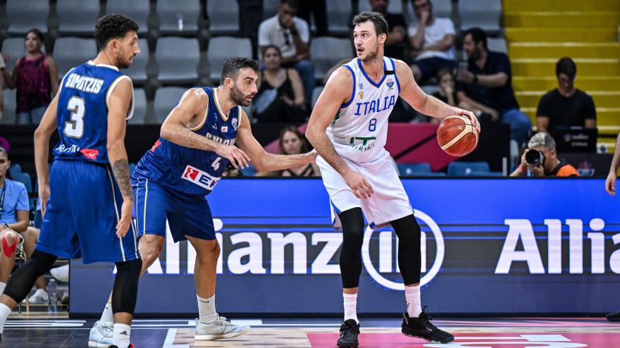 Basket, gli Azzurri ricordano Armani: battono Cipro con il lutto sulla maglia Basket, gli Azzurri ricordano Armani: battono Cipro con il lutto sulla maglia