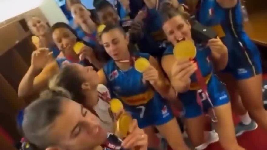 Italvolley, le ragazze si scatenano nello spogliatoio: che festa! Italvolley, le ragazze si scatenano nello spogliatoio: che festa!