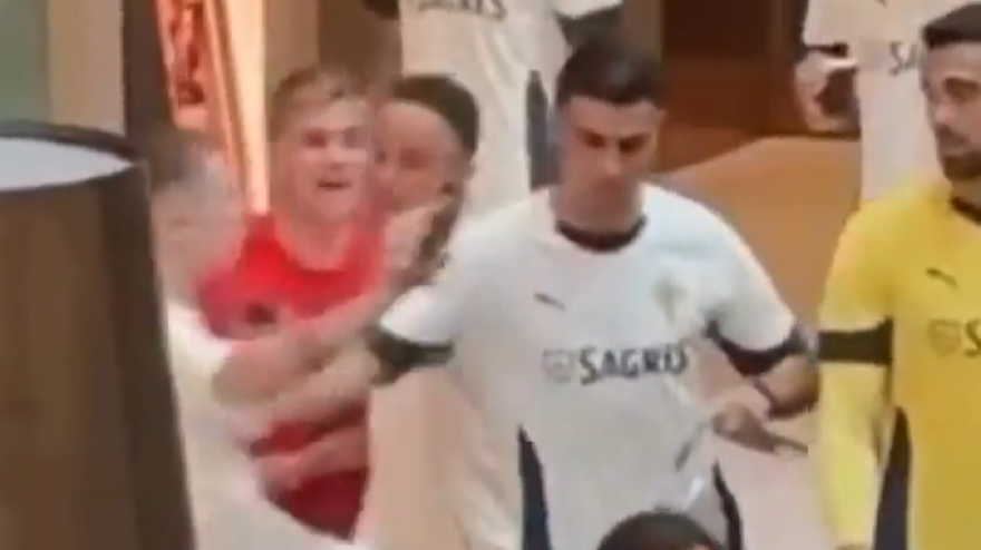 Ronaldo spinge via un tifoso che ha superato i controlli: il video è virale Ronaldo spinge via un tifoso che ha superato i controlli: il video è virale