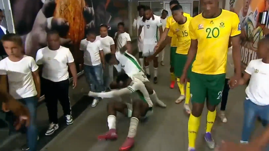 Scivolano nel tunnel per entrare in campo: la scena è tutta da ridere Scivolano nel tunnel per entrare in campo: la scena è tutta da ridere