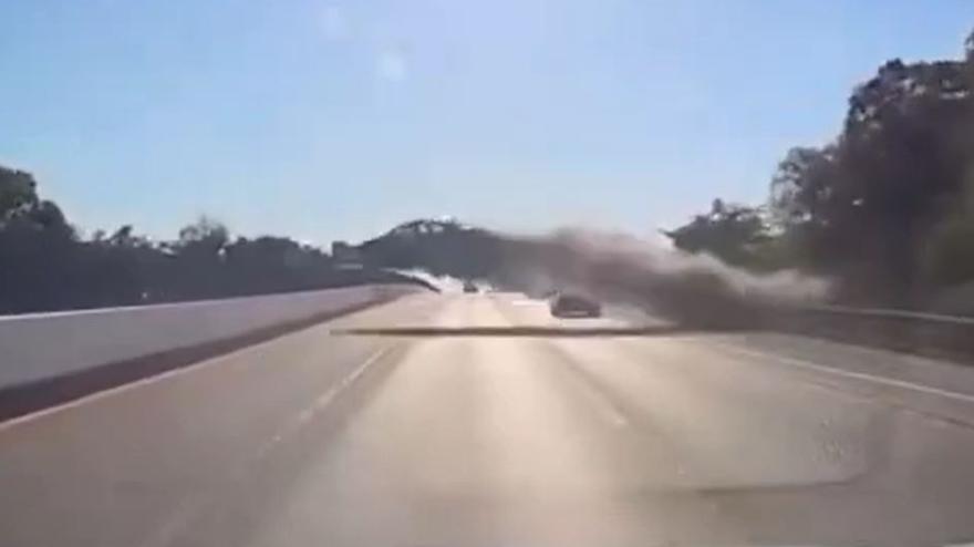 Auto vola sopra l’autostrada: incidente folle