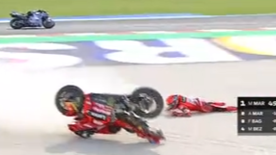 GP Misano, Marquez cade mentre è al comando! Guarda il video