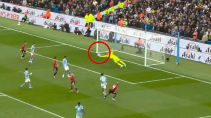 Donnarumma, subito un miracolo! Gli highlights del derby di Manchester Donnarumma, subito un miracolo! Gli highlights del derby di Manchester
