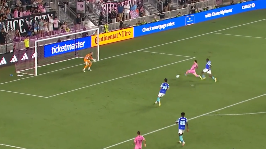 messi tuttofare che gol in scivolata su assist di jordi alba