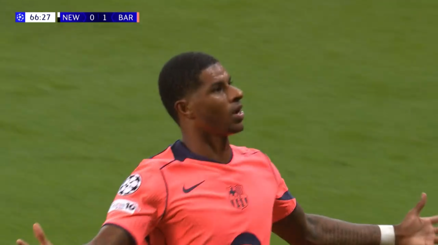 Rashford spacca la porta! E i tifosi avversari applaudono Rashford spacca la porta! E i tifosi avversari applaudono