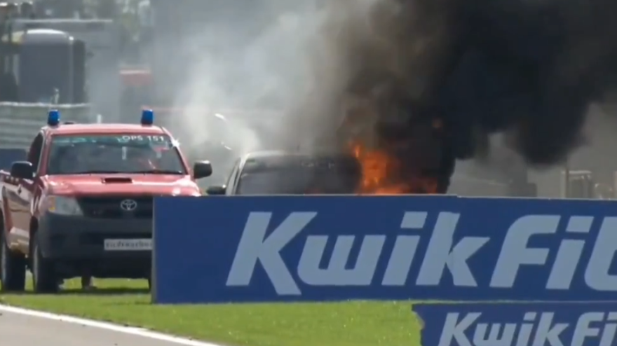 Hamilton, incidente per il fratello Nicolas: auto in fiamme