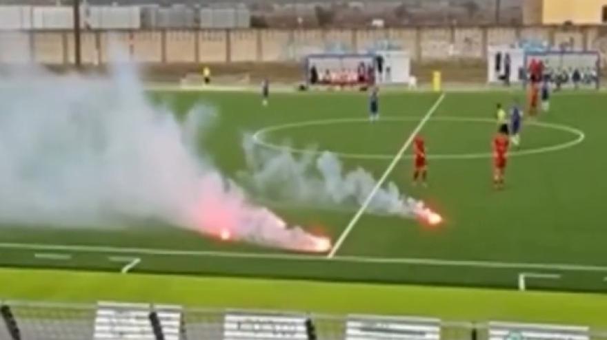 Fumogeni e petardi in campo: giocatore sviene, intervengono le forze dell