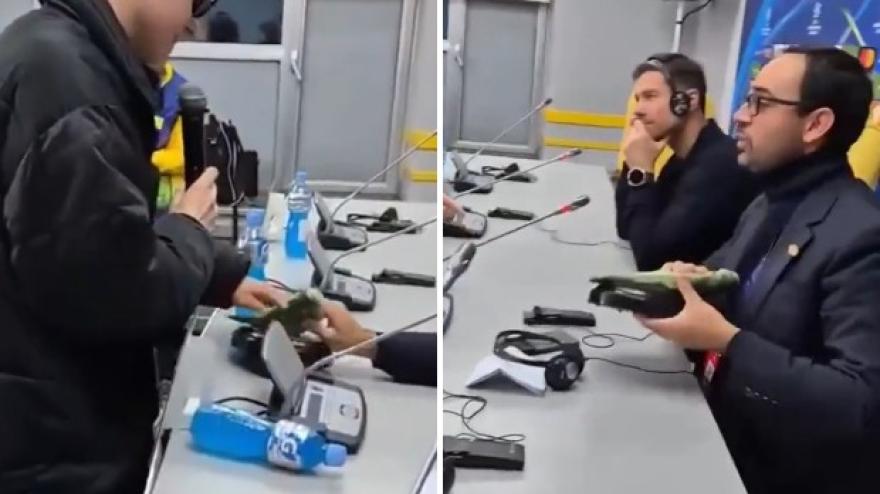 Xabi Alonso riceve in dono un pesce di gomma: il siparietto è virale