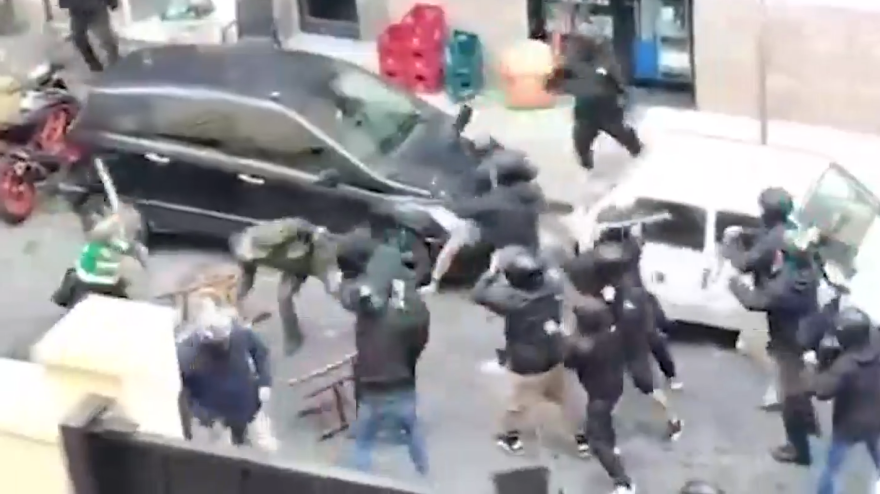 Violenti scontri prima di Napoli Sporting, volano sedie e bastoni