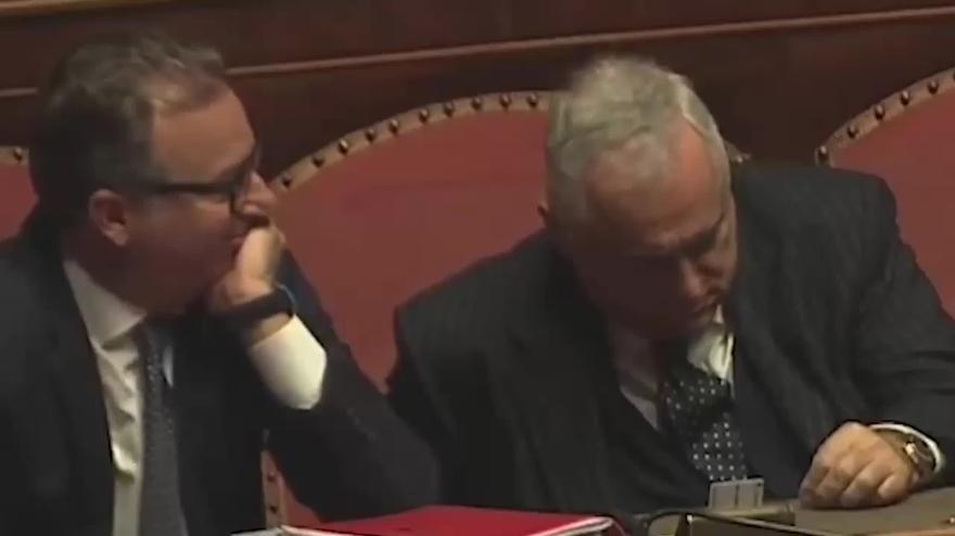 Lotito, ci risiamo! Si addormenta in Senato e viene svegliato così...