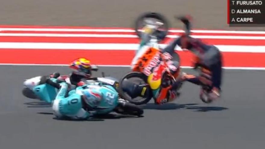 sbaglia la curva e fa strike l impatto in moto3 232 impressionante