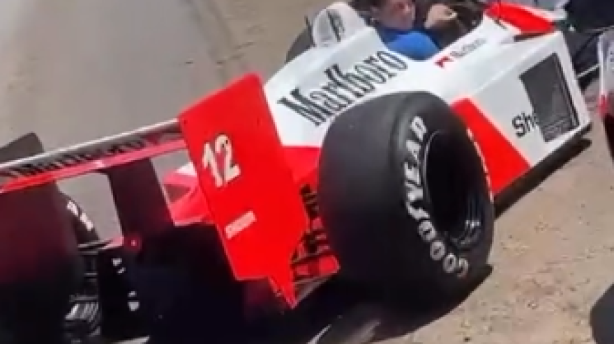 Incredibile... ma vero: la monoposto di Senna in giro per le strade