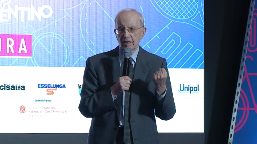 Dan Peterson a 89 anni: "Flessioni e pesi ogni giorno o mia moglie..." Dan Peterson a 89 anni: "Flessioni e pesi ogni giorno o mia moglie..."