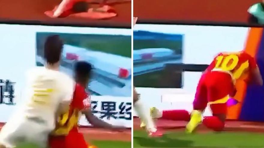 Spallata e impatto sulle barriere, Asamoah si rompe il collo: rischia la paralisi Spallata e impatto sulle barriere, Asamoah si rompe il collo: rischia la paralisi