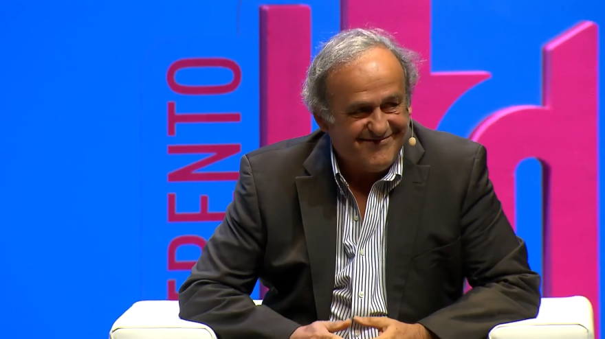platini che emozione applauso infinito per il suo ingresso al festival dello sport di trento