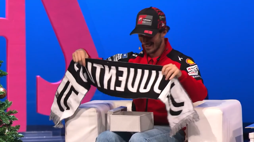 Bagnaia, amore Juve: "Quando vinci stai sulle p..." , il siparietto sul palco