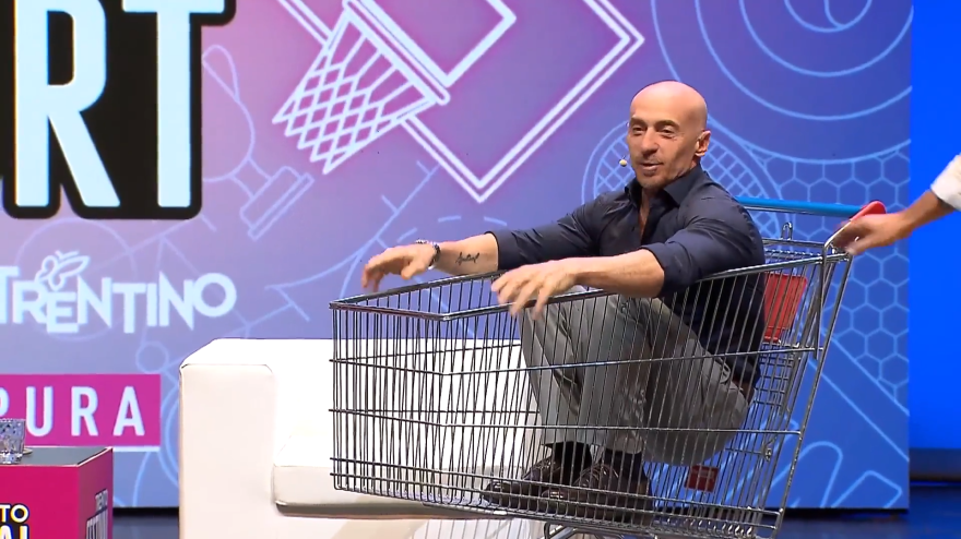 ma cosa fa jury chechi dentro un carrello della spesa l8217aneddoto fa ridere tutta la sala