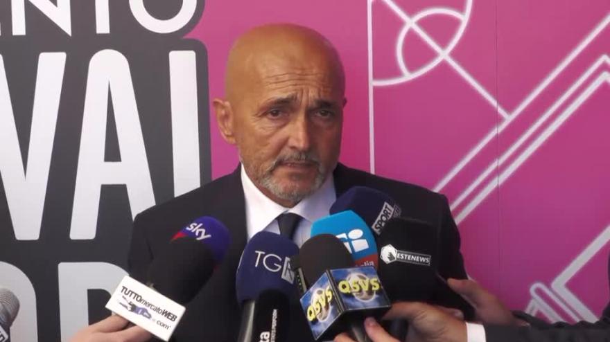 Spalletti scherza con i giornalisti: "Come sto? Benissimo... corriamo i 100 metri" Spalletti scherza con i giornalisti: "Come sto? Benissimo... corriamo i 100 metri"