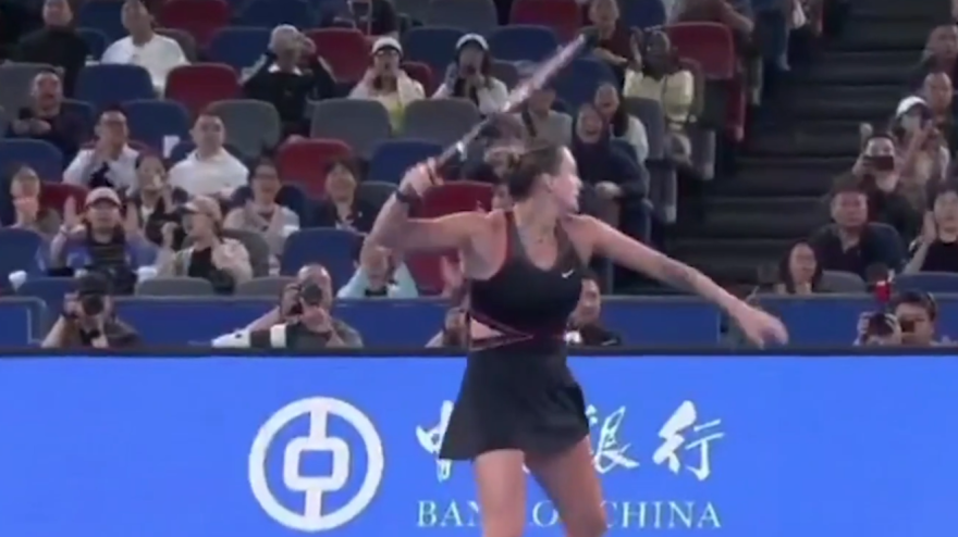 Follia Sabalenka: scaglia la racchetta e sfiora un raccattapalle Follia Sabalenka: scaglia la racchetta e sfiora un raccattapalle