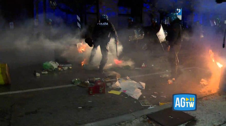 scontri con la polizia a udine cassonetti incendiati e transenne usate come barricate