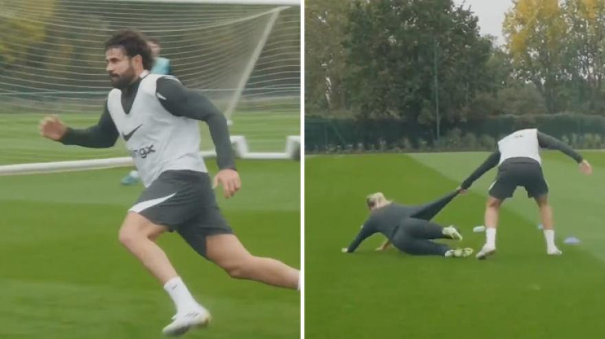 Il solito Diego Costa: rincorre una giocatrice in allenamento e... Il solito Diego Costa: rincorre una giocatrice in allenamento e...