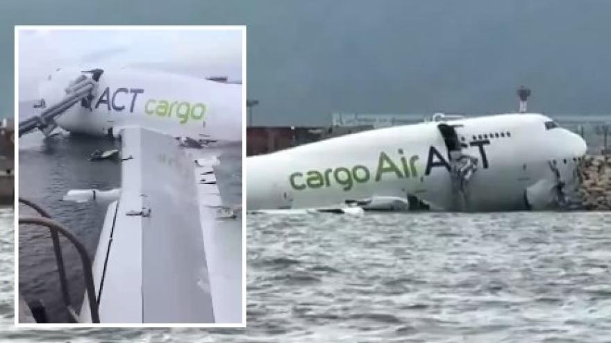 tragico incidente a hong kong aereo finisce in mare due morti