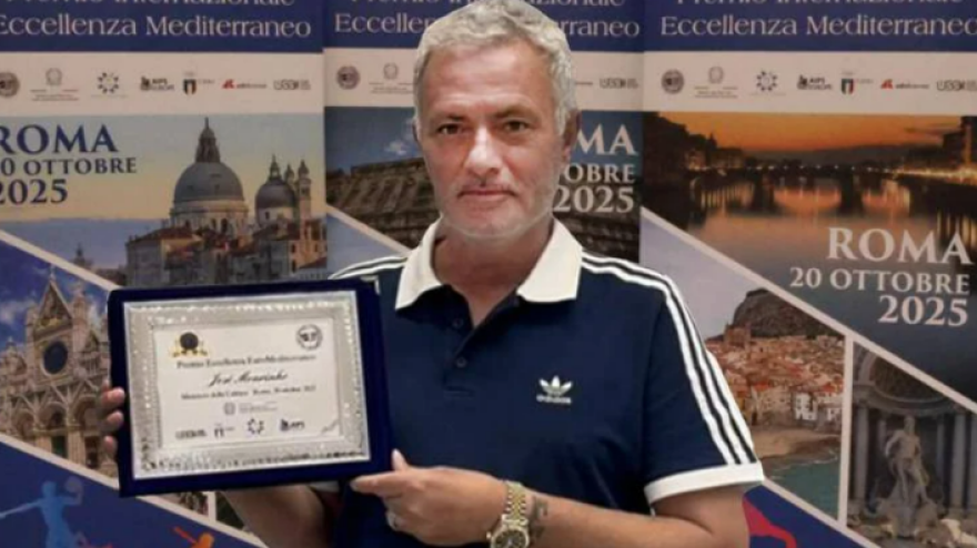 Mourinho riceve il premio Eccellenza del Mediterraneo: "Un orgoglio il legame con i romanisti" Mourinho riceve il premio Eccellenza del Mediterraneo: "Un orgoglio il legame con i romanisti"