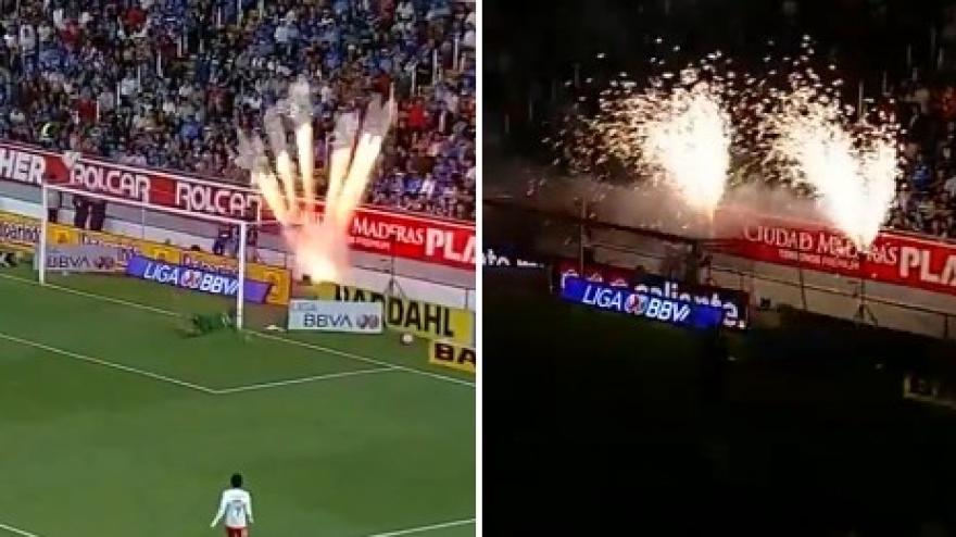 Gol bellissimo e la porta "esplode", poi il blackout: è tutto vero in Messico Gol bellissimo e la porta "esplode", poi il blackout: è tutto vero in Messico