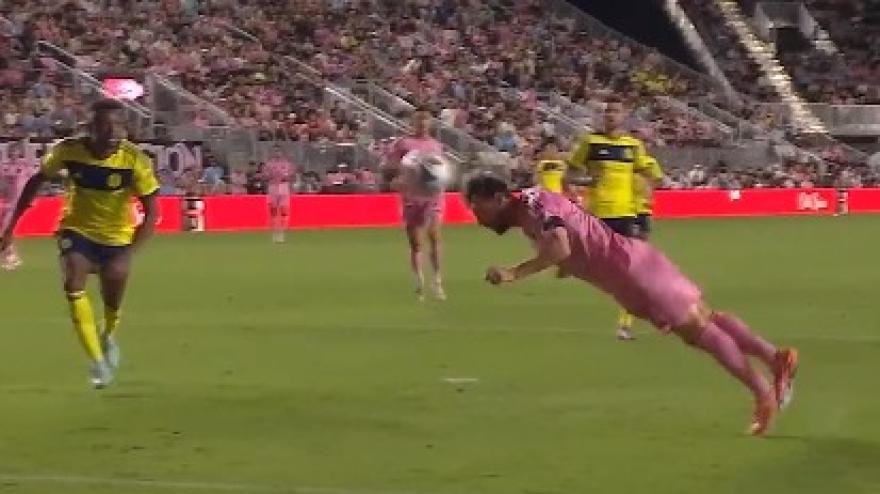Non state sognando, Messi ha segnato in tuffo di testa!