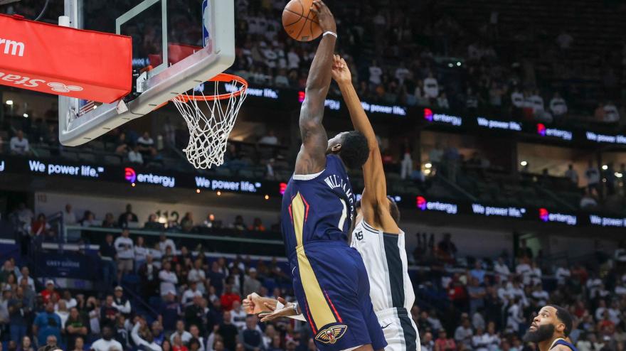 Zion mostruoso! Schiaccia in faccia a Wembanyama: le giocate della notte Nba Zion mostruoso! Schiaccia in faccia a Wembanyama: le giocate della notte Nba