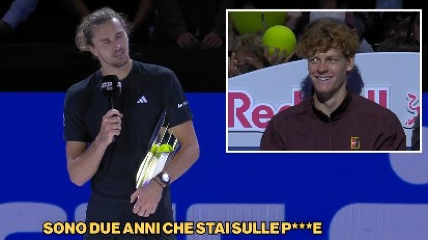 "Jannik, da due anni stai sulle p...": battute e risate tra Zverev e Sinner "Jannik, da due anni stai sulle p...": battute e risate tra Zverev e Sinner