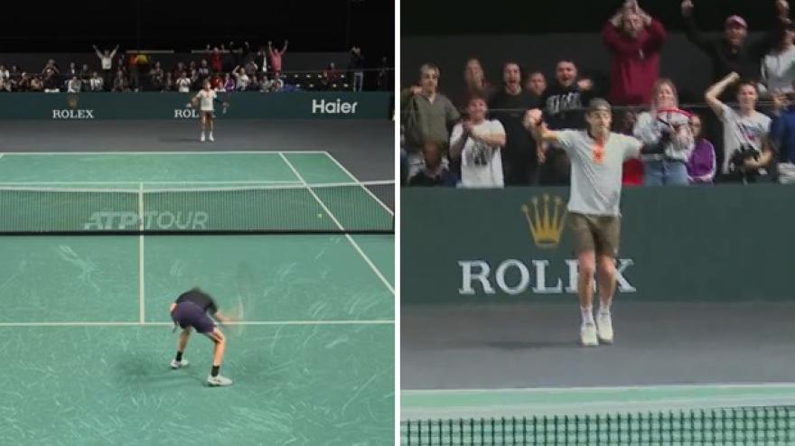 Uno spacca la racchetta, l'altro imita Michael Jackson: che scena dopo il match point!