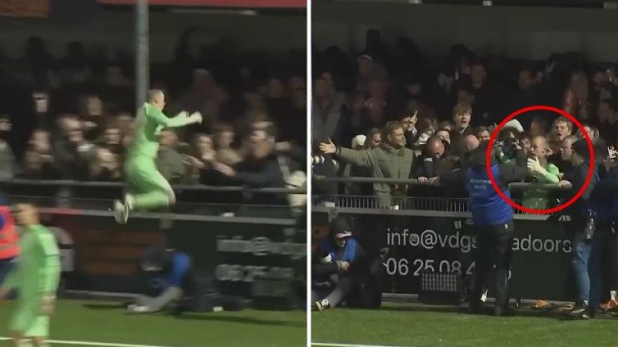 para il rigore e si lancia tra i tifosi ma la partita non 232 finita