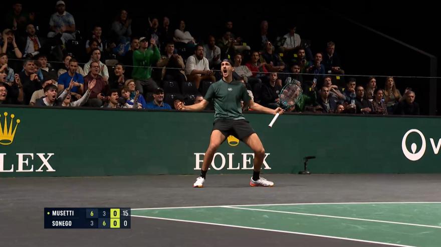 Sonego, difesa e passante da urlo contro Musetti: il pubblico esplode Sonego, difesa e passante da urlo contro Musetti: il pubblico esplode