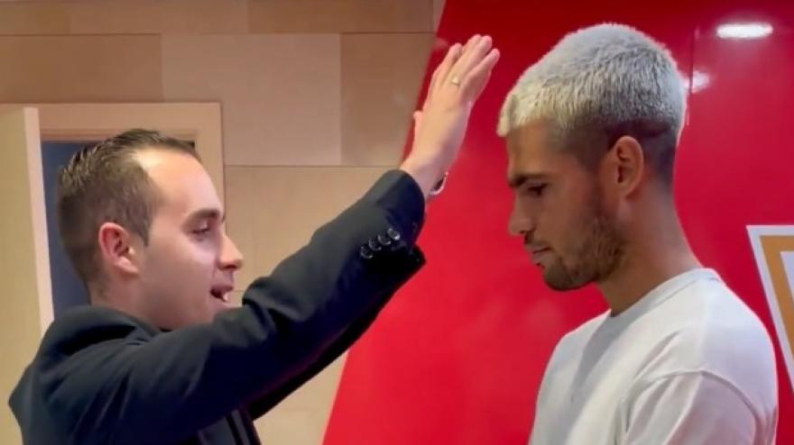 Alcaraz riceve la benedizione allo stadio: l Alcaraz riceve la benedizione allo stadio: l