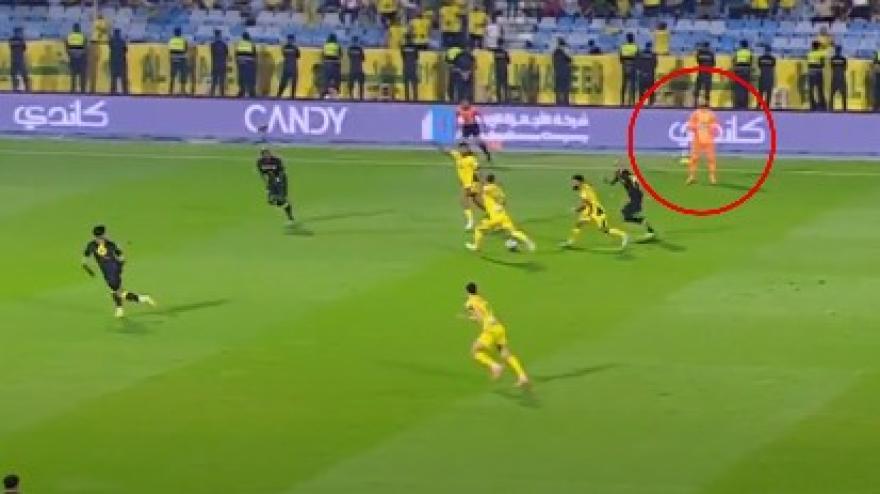 Cosa ci fa il portiere li? L Cosa ci fa il portiere li? L