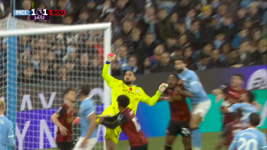 Donnarumma, che pasticcio: va col pugno, ma la palla resta lì Donnarumma, che pasticcio: va col pugno, ma la palla resta lì