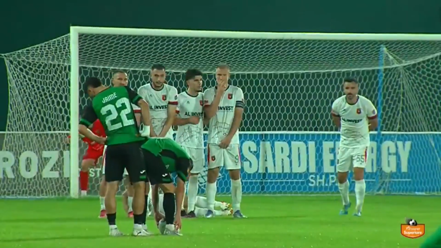 Schema mai visto su punizione: tunnel al compagno, tacco e gol