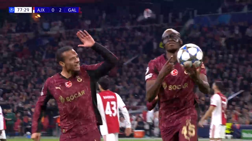 Osimhen è devastante: tripletta in 19' e Ajax schiantato