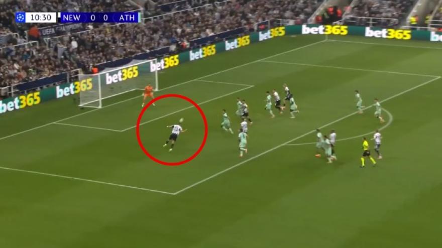 Burn, ma come hai fatto? Colpo di testa "a giro" imprendibile