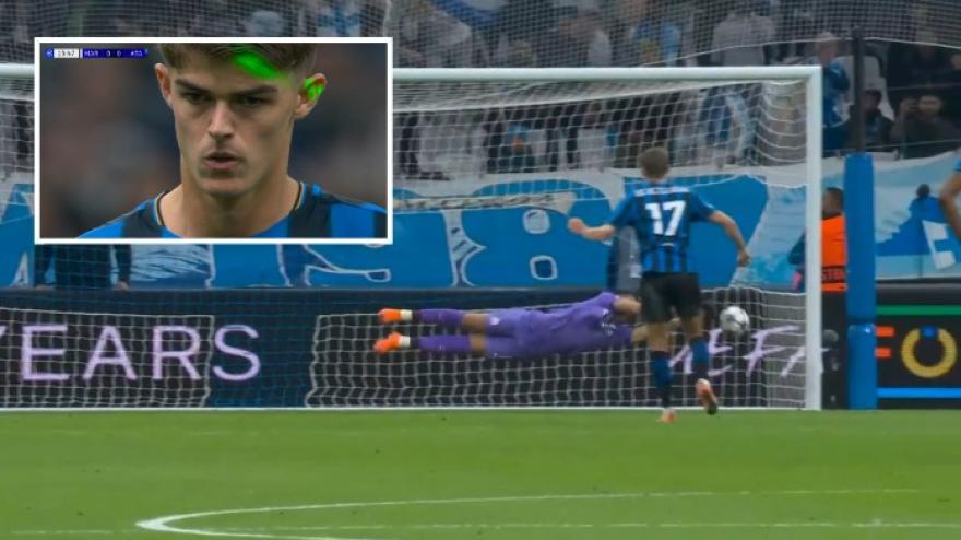 Laser in faccia prima del rigore: De Ketelaere sbaglia dal dischetto Laser in faccia prima del rigore: De Ketelaere sbaglia dal dischetto