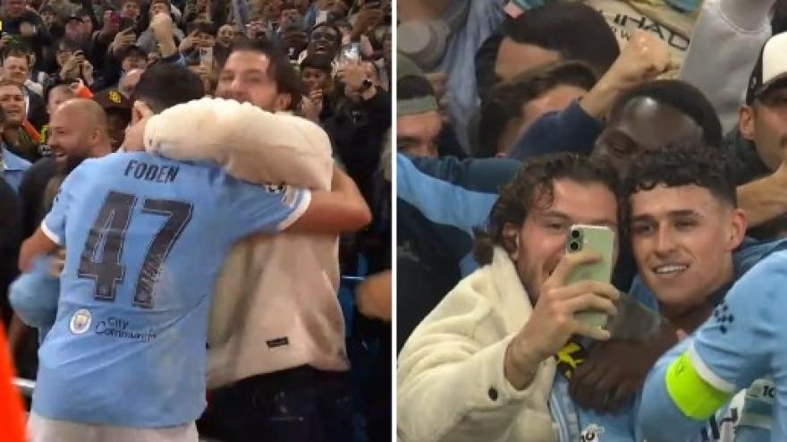 Gol, abbraccio e selfie: Foden fa impazzire un tifoso sugli spalti