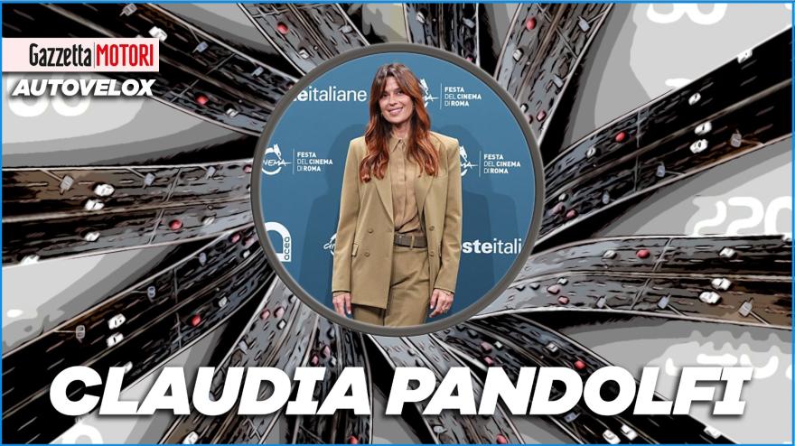 claudia pandolfi con la porsche panamera sul set a 240 km h da Gazzetta.it claudia pandolfi con la porsche panamera sul set a 240 km h
