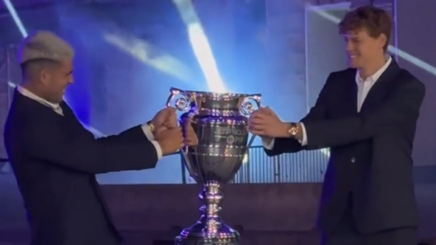 Atp Finals, Sinner e Alcaraz si contendono il trofeo... letteralmente! Atp Finals, Sinner e Alcaraz si contendono il trofeo... letteralmente!