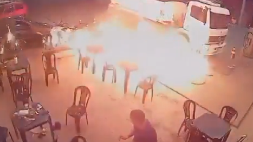 VIDEO Sigaretta fatale: la stazione di servizio prende fuoco in pochi secondi VIDEO Sigaretta fatale: la stazione di servizio prende fuoco in pochi secondi