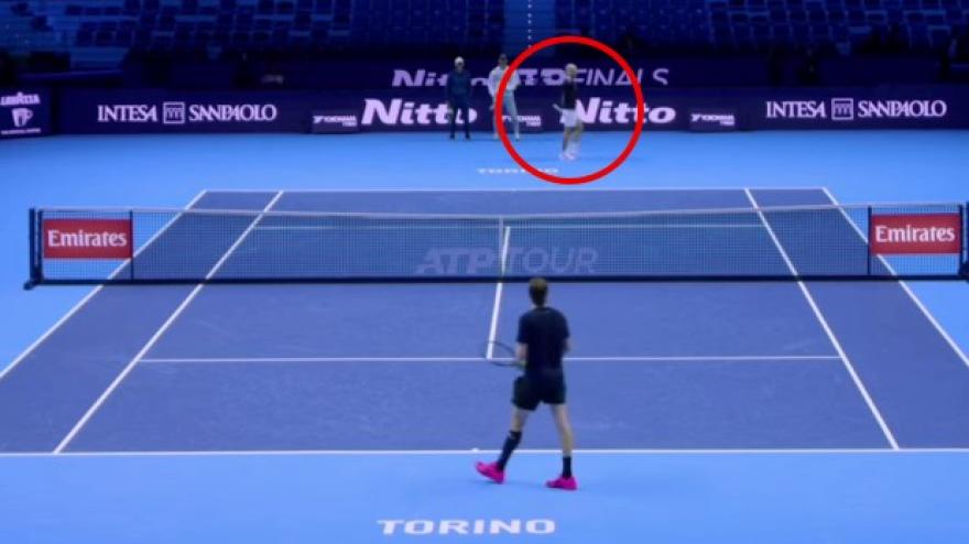 Bublik batte da sotto, Alcaraz gli fa il dito medio e lui... gli lancia un bacio Bublik batte da sotto, Alcaraz gli fa il dito medio e lui... gli lancia un bacio