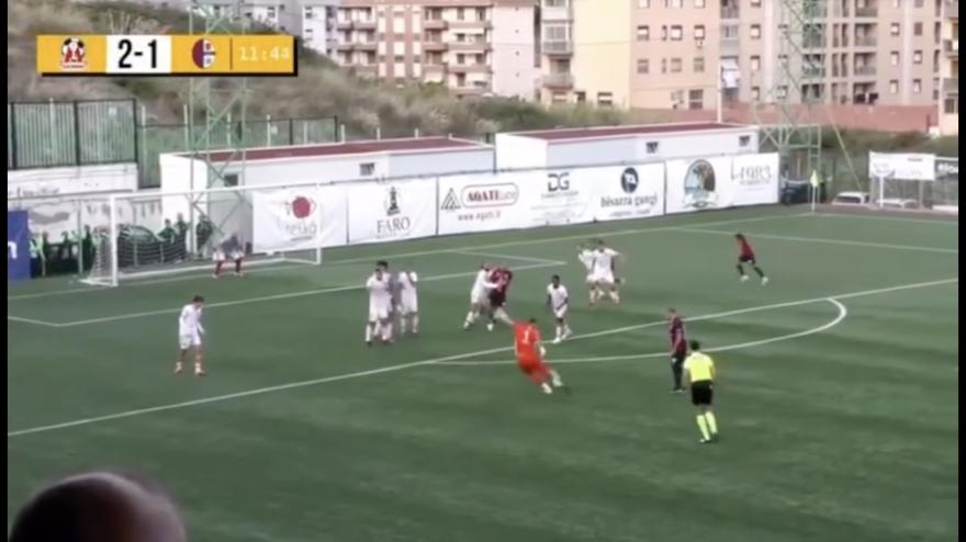 Portiere lascia il campo per proteste, poi rientra e segna un super gol Portiere lascia il campo per proteste, poi rientra e segna un super gol