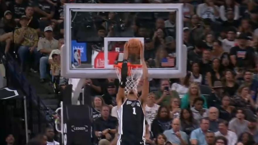 Pazzesco Wembanyama: schiaccia ma abbassa la testa per non colpire il canestro Pazzesco Wembanyama: schiaccia ma abbassa la testa per non colpire il canestro