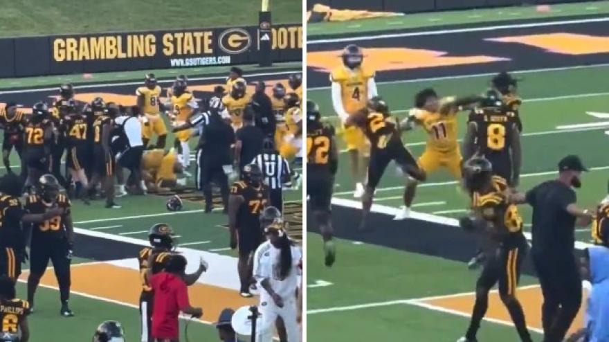 Rissa furibonda nel football universitario: pugni e calci durante l Rissa furibonda nel football universitario: pugni e calci durante l